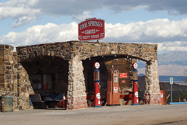 포토 JPG 해외이미지 구름 여행 하늘 사람없음 가로 미국 고속도로 역사 향수 애리조나 주유소 해외202004 해외포토 자연요소 도로 북아메리카 화장품 파일형식 이미지허브