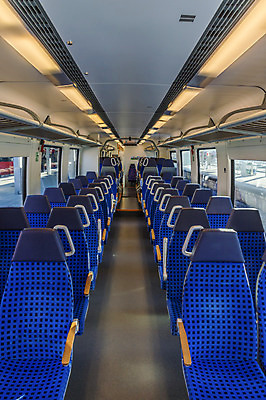 포토 JPG 해외이미지 디자인 유럽 여행 교실 교통시설 독일 실내 사람없음 내부 경제 파란색 기차 표현 도시 절약 복도 우아함 전철 속도 천장 마차 안락 해외202004 해외포토 교육 나라 육상교통 교통수단 컬러 교통 컨셉 학교 대중교통 시설 파일형식 이미지허브