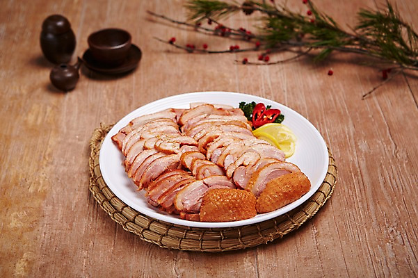 포토 JPG 스튜디오촬영 접시 음식 실내 사람없음 목재 슬라이스 오리고기 훈제오리 국내포토 나무 식기 재료 오리 육류 내부 훈제 파일형식