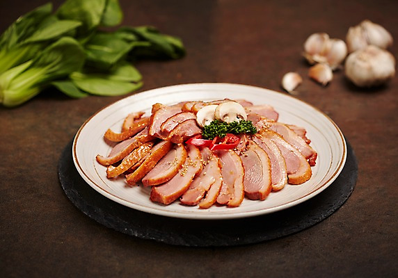 포토 JPG 스튜디오촬영 접시 음식 실내 파슬리 마늘 사람없음 아웃포커스 슬라이스 청경채 오리고기 훈제오리 국내포토 식기 채소 오리 촬영기법 육류 내부 훈제 파일형식