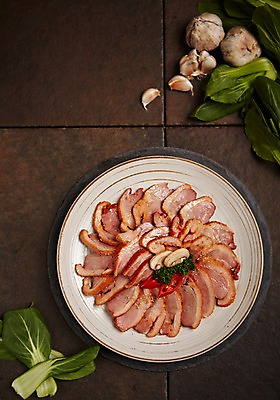 포토 JPG 스튜디오촬영 접시 음식 실내 파슬리 마늘 사람없음 하이앵글 슬라이스 청경채 오리고기 훈제오리 플랫레이 국내포토 식기 뷰포인트 채소 오리 육류 내부 플랫 훈제 파일형식