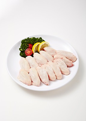 포토 JPG 스튜디오촬영 접시 식재료 방울토마토 실내 파슬리 육류 사람없음 닭고기 여러개 레몬 흰배경 슬라이스 닭날개 국내포토 식기 다수 백그라운드 토마토 채소 과일 내부 흰색 파일형식