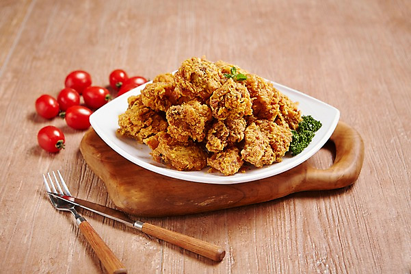 포토 JPG 스튜디오촬영 접시 음식 포크 방울토마토 실내 파슬리 사람없음 목재 치킨 프라이드치킨 나이프 야식 나무도마 국내포토 나무 식기 토마토 채소 재료 도마 내부 칼 닭고기요리 파일형식