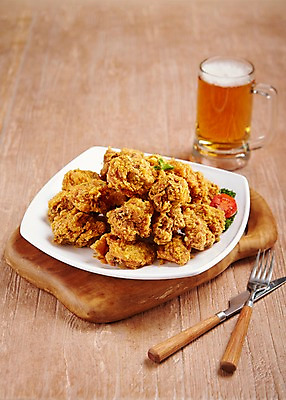 포토 JPG 스튜디오촬영 접시 음식 포크 한잔 맥주 생맥주 실내 사람없음 목재 치킨 프라이드치킨 나이프 야식 나무도마 치맥 국내포토 나무 1 식기 재료 도마 주류 내부 칼 닭고기요리 파일형식