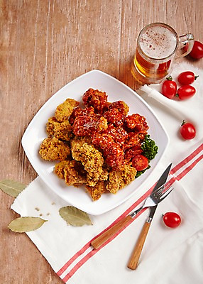 포토 JPG 스튜디오촬영 접시 음식 포크 방울토마토 한잔 맥주 생맥주 실내 파슬리 사람없음 목재 하이앵글 치킨 프라이드치킨 양념치킨 나이프 야식 월계수 플랫레이 치맥 국내포토 나무 1 식기 뷰포인트 토마토 채소 재료 주류 내부 플랫 칼 닭고기요리 파일형식