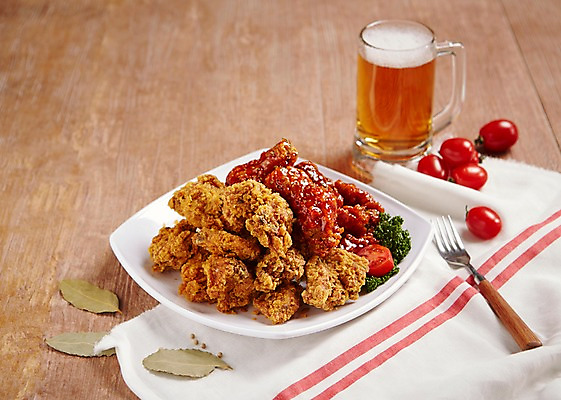 포토 JPG 스튜디오촬영 접시 음식 포크 방울토마토 한잔 맥주 생맥주 실내 파슬리 사람없음 목재 치킨 프라이드치킨 양념치킨 식탁보 야식 월계수 치맥 국내포토 나무 1 식기 토마토 채소 재료 주류 내부 닭고기요리 파일형식