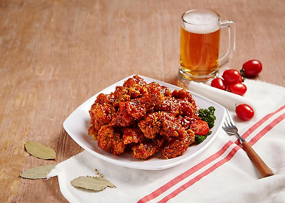 포토 JPG 스튜디오촬영 접시 음식 포크 방울토마토 한잔 맥주 생맥주 실내 파슬리 사람없음 목재 치킨 양념치킨 식탁보 야식 월계수 치맥 국내포토 나무 1 식기 토마토 채소 재료 주류 내부 닭고기요리 파일형식