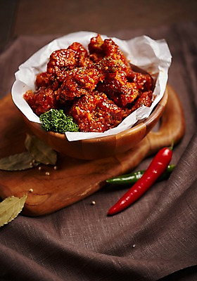 포토 JPG 스튜디오촬영 그릇 음식 고추 실내 파슬리 사람없음 치킨 양념치킨 식탁보 야식 나무도마 월계수 국내포토 식기 채소 도마 내부 목재 닭고기요리 파일형식