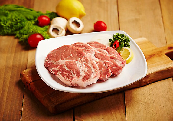 포토 JPG 스튜디오촬영 접시 식재료 방울토마토 실내 생고기 육류 돼지고기 사람없음 목재 상추 레몬 슬라이스 홍고추 양송이 나무도마 목심 국내포토 나무 식기 토마토 채소 과일 재료 고추 도마 내부 버섯 파일형식