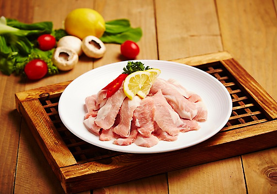 포토 JPG 스튜디오촬영 접시 식재료 방울토마토 실내 생고기 육류 돼지고기 사람없음 목재 상추 레몬 슬라이스 홍고추 양송이 창호문 항정살 국내포토 나무 식기 토마토 채소 과일 재료 고추 내부 문 버섯 파일형식