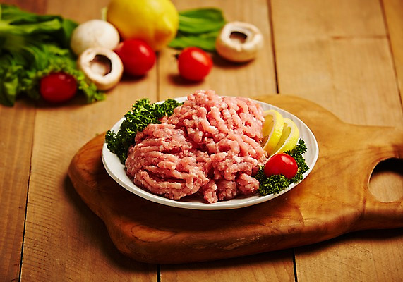 포토 JPG 스튜디오촬영 접시 식재료 방울토마토 실내 생고기 육류 돼지고기 사람없음 목재 상추 레몬 슬라이스 양송이 나무도마 다짐육 국내포토 나무 식기 토마토 채소 과일 재료 도마 내부 버섯 파일형식