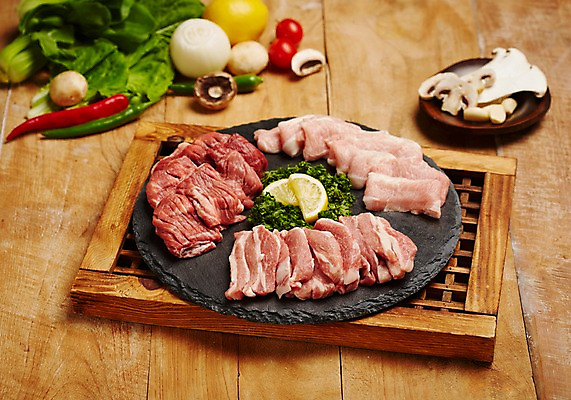 포토 JPG 스튜디오촬영 식재료 고추 양파 실내 생고기 육류 돼지고기 사람없음 목재 레몬 슬라이스 양송이 창호문 가브리살 갈매기살 돌판 새송이버섯 쌈채소 특수부위 항정살 국내포토 나무 채소 과일 재료 내부 문 버섯 돌_바위 부위 파일형식