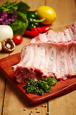 포토 JPG 스튜디오촬영 식재료 실내 파슬리 생고기 육류 돼지고기 사람없음 목재 아웃포커스 양송이 나무도마 등갈비 쌈채소 국내포토 나무 채소 재료 도마 촬영기법 내부 버섯 파일형식