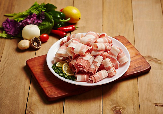 포토 JPG 스튜디오촬영 접시 식재료 고추 양파 피망 실내 파슬리 생고기 육류 돼지고기 사람없음 목재 상추 레몬 삼겹살 슬라이스 양송이 나무도마 대패삼겹살 쌈채소 국내포토 나무 식기 채소 과일 재료 도마 내부 버섯 파일형식