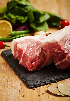 포토 JPG 스튜디오촬영 식재료 실내 생고기 육류 돼지고기 근접촬영 사람없음 목재 아웃포커스 상추 돌판 쌈채소 월계수 목심 국내포토 나무 뷰포인트 채소 재료 촬영기법 내부 돌_바위 파일형식