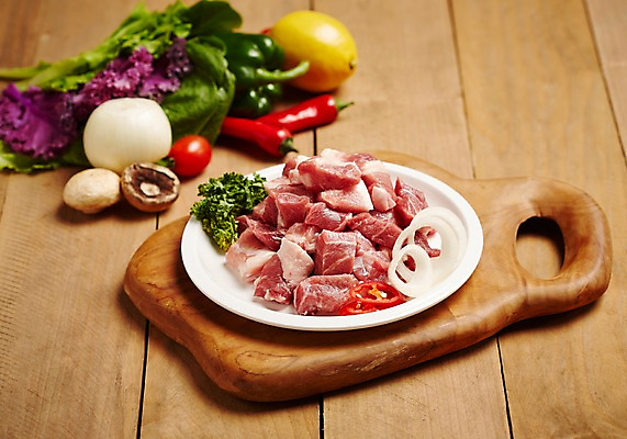 포토 JPG 스튜디오촬영 접시 식재료 양파 피망 실내 파슬리 생고기 육류 돼지고기 사람없음 목재 상추 레몬 홍고추 양송이 나무도마 뒷다리살 국내포토 나무 식기 채소 과일 재료 고추 도마 내부 버섯 파일형식