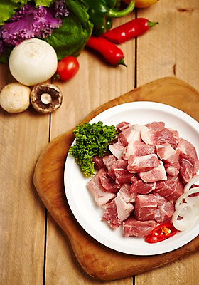 포토 JPG 스튜디오촬영 접시 식재료 고추 양파 피망 실내 파슬리 생고기 육류 돼지고기 사람없음 목재 하이앵글 상추 홍고추 양송이 나무도마 쌈채소 뒷다리살 플랫레이 국내포토 나무 식기 뷰포인트 채소 재료 도마 내부 버섯 플랫 파일형식