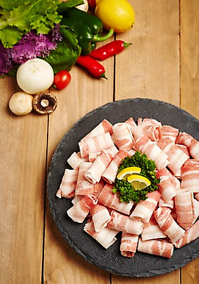 포토 JPG 스튜디오촬영 식재료 고추 양파 피망 실내 파슬리 생고기 육류 돼지고기 사람없음 목재 하이앵글 상추 레몬 삼겹살 슬라이스 양송이 대패삼겹살 돌판 쌈채소 플랫레이 국내포토 나무 뷰포인트 채소 과일 재료 내부 버섯 돌_바위 플랫 파일형식