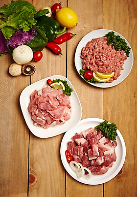 포토 JPG 스튜디오촬영 접시 식재료 방울토마토 고추 양파 피망 실내 파슬리 생고기 육류 돼지고기 사람없음 목재 하이앵글 상추 레몬 슬라이스 양송이 등심 쌈채소 다짐육 뒷다리살 플랫레이 국내포토 나무 식기 뷰포인트 토마토 채소 과일 재료 내부 버섯 플랫 파일형식