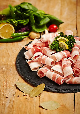 포토 JPG 스튜디오촬영 식재료 고추 실내 파슬리 생고기 육류 돼지고기 사람없음 목재 아웃포커스 상추 레몬 삼겹살 슬라이스 대패삼겹살 돌판 쌈채소 월계수 국내포토 나무 채소 과일 재료 촬영기법 내부 돌_바위 파일형식