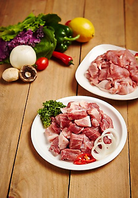 포토 JPG 스튜디오촬영 접시 식재료 고추 양파 피망 실내 파슬리 생고기 육류 돼지고기 사람없음 목재 상추 레몬 홍고추 양송이 쌈채소 뒷다리살 국내포토 나무 식기 채소 과일 재료 내부 버섯 파일형식