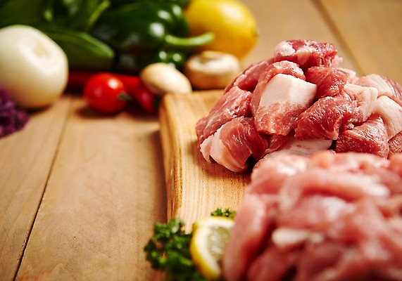 포토 JPG 스튜디오촬영 채소 식재료 실내 생고기 육류 돼지고기 근접촬영 사람없음 목재 아웃포커스 나무도마 다짐육 뒷다리살 국내포토 나무 뷰포인트 재료 도마 촬영기법 내부 파일형식