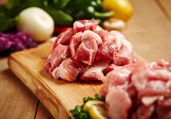 포토 JPG 스튜디오촬영 채소 식재료 실내 생고기 육류 돼지고기 근접촬영 사람없음 목재 아웃포커스 나무도마 다짐육 뒷다리살 국내포토 나무 뷰포인트 재료 도마 촬영기법 내부 파일형식