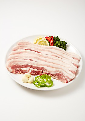 포토 JPG 스튜디오촬영 접시 식재료 피망 실내 파슬리 마늘 육류 돼지고기 사람없음 레몬 흰배경 삼겹살 슬라이스 홍고추 국내포토 식기 백그라운드 채소 과일 고추 내부 흰색 파일형식