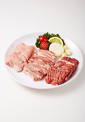 포토 JPG 스튜디오촬영 접시 식재료 방울토마토 양파 실내 파슬리 마늘 육류 돼지고기 사람없음 레몬 흰배경 슬라이스 가브리살 갈매기살 특수부위 항정살 국내포토 식기 백그라운드 토마토 채소 과일 내부 흰색 부위 파일형식