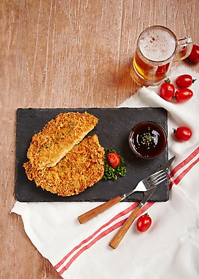 포토 JPG 스튜디오촬영 음식 포크 방울토마토 한잔 맥주 생맥주 실내 파슬리 사람없음 목재 하이앵글 식탁보 소스 나이프 돈가스 야식 돌판 플랫레이 국내포토 나무 1 식기 뷰포인트 토마토 채소 재료 주류 내부 돌_바위 양념 플랫 칼 커틀릿 파일형식