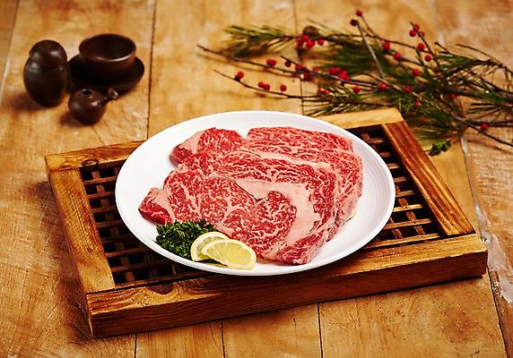 포토 JPG 스튜디오촬영 접시 식재료 실내 파슬리 생고기 육류 사람없음 목재 소고기 레몬 슬라이스 한우 창호문 등심 마블링 국내포토 나무 식기 채소 과일 재료 내부 문 파일형식