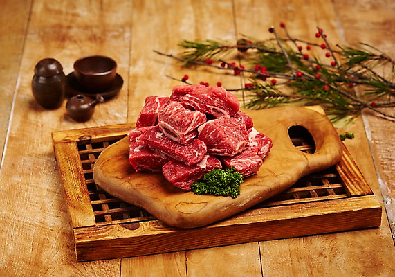 포토 JPG 스튜디오촬영 식재료 실내 파슬리 생고기 육류 사람없음 목재 소고기 한우 창호문 나무도마 소갈비 국내포토 나무 채소 재료 도마 내부 문 파일형식