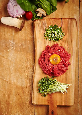 포토 JPG 스튜디오촬영 식재료 방울토마토 양파 실내 생고기 육류 사람없음 목재 하이앵글 소고기 청경채 양송이 무순 한우 노른자 육회 쪽파 나무도마 새송이버섯 플랫레이 국내포토 나무 뷰포인트 토마토 채소 재료 도마 내부 계란 버섯 플랫 파 새싹채소 파일형식