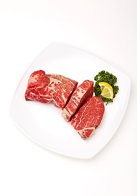 포토 JPG 스튜디오촬영 접시 식재료 실내 파슬리 육류 사람없음 소고기 레몬 흰배경 슬라이스 안심 마블링 국내포토 식기 백그라운드 채소 과일 내부 흰색 파일형식