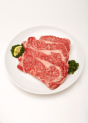 포토 JPG 스튜디오촬영 접시 식재료 실내 파슬리 육류 사람없음 소고기 레몬 흰배경 슬라이스 꽃등심 마블링 국내포토 식기 백그라운드 채소 과일 내부 흰색 파일형식