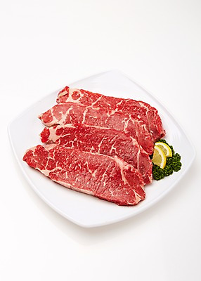 포토 JPG 스튜디오촬영 접시 식재료 실내 파슬리 육류 사람없음 소고기 레몬 흰배경 슬라이스 꽃등심 마블링 국내포토 식기 백그라운드 채소 과일 내부 흰색 파일형식