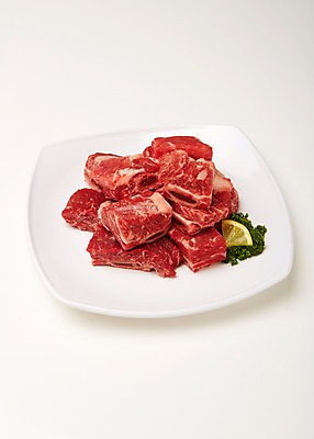 포토 JPG 스튜디오촬영 접시 식재료 실내 파슬리 육류 사람없음 소고기 레몬 흰배경 슬라이스 소갈비 국내포토 식기 백그라운드 채소 과일 내부 흰색 파일형식