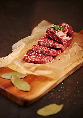 포토 JPG 스튜디오촬영 식재료 실내 사람없음 소고기 허브 안심 기름종이 나무도마 마블링 월계수 국내포토 식물 종이 도마 육류 내부 목재 파일형식