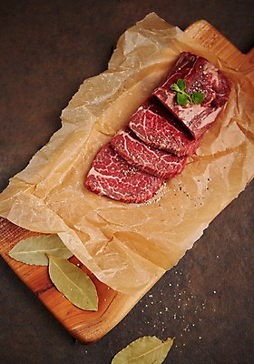 포토 JPG 스튜디오촬영 식재료 실내 사람없음 하이앵글 소고기 허브 안심 기름종이 나무도마 마블링 월계수 플랫레이 국내포토 식물 종이 뷰포인트 도마 육류 내부 목재 플랫 파일형식