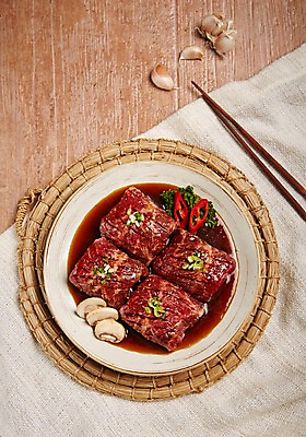 포토 JPG 스튜디오촬영 접시 식재료 젓가락 실내 파슬리 마늘 사람없음 목재 하이앵글 소고기 식탁보 볏짚 슬라이스 홍고추 양송이 소갈비 플랫레이 국내포토 나무 식기 뷰포인트 채소 재료 고추 수저 육류 내부 버섯 플랫 짚 파일형식