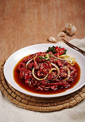 포토 JPG 스튜디오촬영 접시 식재료 실내 마늘 사람없음 목재 아웃포커스 소고기 식탁보 볏짚 소불고기 국내포토 나무 식기 채소 재료 촬영기법 육류 내부 짚 불고기 파일형식