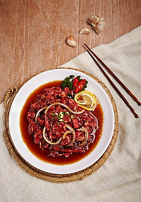 포토 JPG 스튜디오촬영 접시 식재료 젓가락 실내 파슬리 마늘 사람없음 목재 하이앵글 소고기 식탁보 볏짚 레몬 슬라이스 홍고추 소불고기 플랫레이 국내포토 나무 식기 뷰포인트 채소 과일 재료 고추 수저 육류 내부 플랫 짚 불고기 파일형식