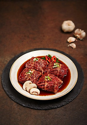 포토 JPG 스튜디오촬영 접시 식재료 실내 마늘 사람없음 소고기 양송이 돌판 소갈비 국내포토 식기 채소 육류 내부 버섯 돌_바위 파일형식