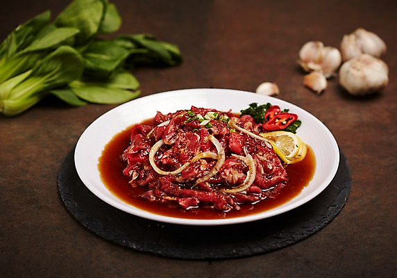 포토 JPG 스튜디오촬영 접시 식재료 실내 마늘 사람없음 소고기 레몬 슬라이스 홍고추 청경채 돌판 소불고기 국내포토 식기 채소 과일 고추 육류 내부 돌_바위 불고기 파일형식