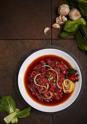 포토 JPG 스튜디오촬영 접시 식재료 실내 파슬리 마늘 사람없음 하이앵글 소고기 레몬 슬라이스 홍고추 청경채 돌판 소불고기 플랫레이 국내포토 식기 뷰포인트 채소 과일 고추 육류 내부 돌_바위 플랫 불고기 파일형식