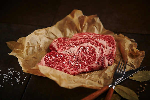 포토 JPG 스튜디오촬영 포크 식재료 실내 사람없음 소고기 나이프 소금 기름종이 꽃등심 마블링 국내포토 식기 종이 육류 내부 칼 파일형식