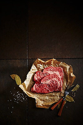 포토 JPG 스튜디오촬영 포크 식재료 실내 사람없음 하이앵글 소고기 나이프 소금 기름종이 꽃등심 마블링 플랫레이 국내포토 식기 종이 뷰포인트 육류 내부 플랫 칼 파일형식