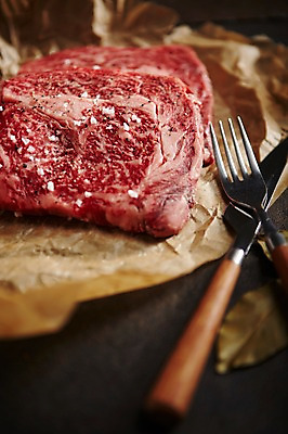 포토 JPG 스튜디오촬영 포크 식재료 실내 근접촬영 사람없음 소고기 나이프 소금 기름종이 꽃등심 마블링 국내포토 식기 종이 뷰포인트 육류 내부 칼 파일형식