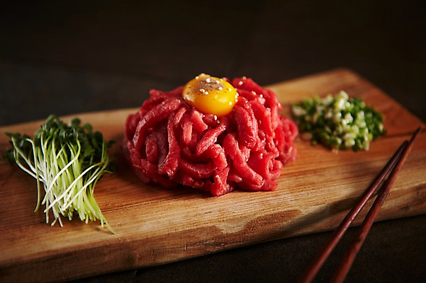 포토 JPG 스튜디오촬영 식재료 실내 사람없음 소고기 무순 노른자 나무젓가락 육회 쪽파 나무도마 국내포토 젓가락 도마 생고기 육류 내부 목재 계란 파 새싹채소 파일형식