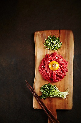 포토 JPG 스튜디오촬영 식재료 실내 사람없음 하이앵글 소고기 무순 노른자 나무젓가락 육회 쪽파 나무도마 플랫레이 국내포토 뷰포인트 젓가락 도마 생고기 육류 내부 목재 계란 플랫 파 새싹채소 파일형식